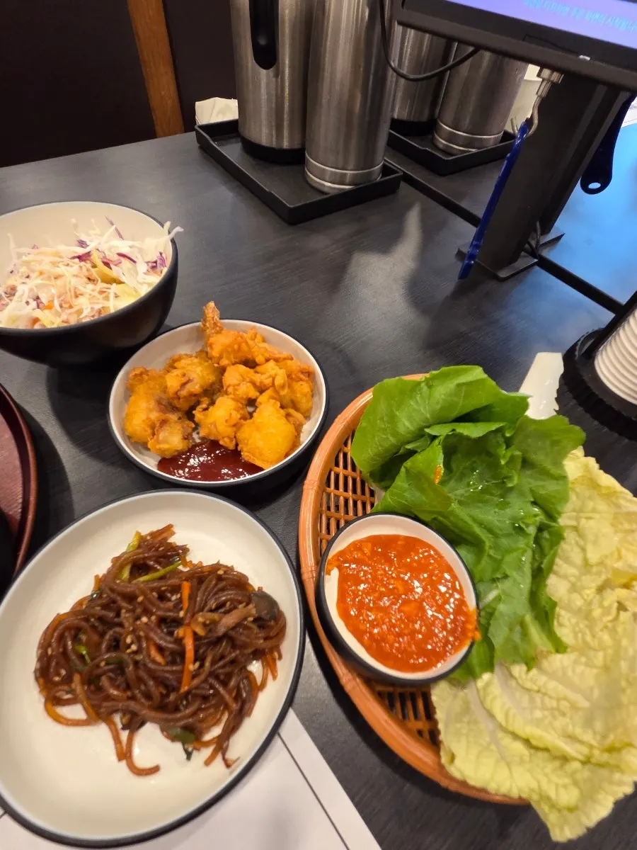 셀프바의 치킨과 잡채, 보리강정