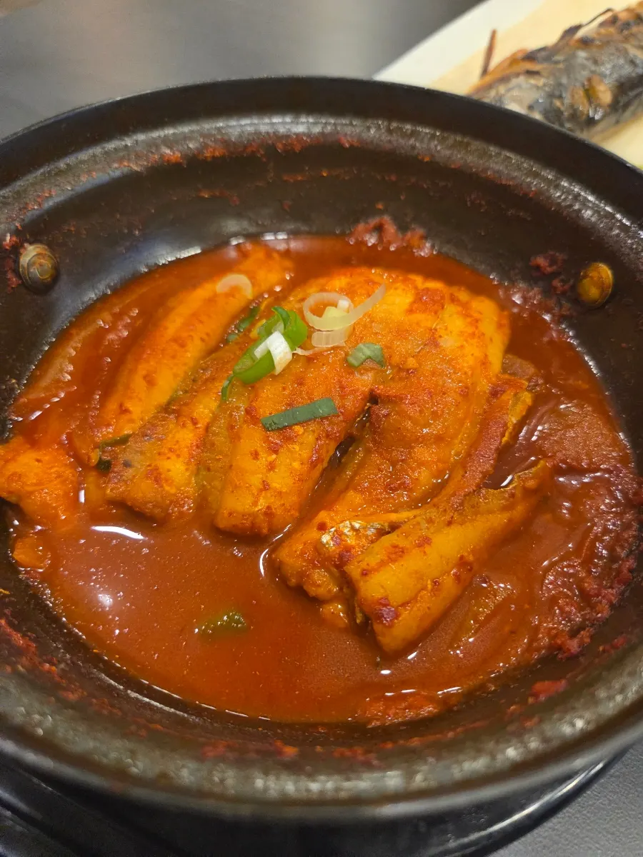 쌈채소와 치킨까지 더해진 푸짐한 한상