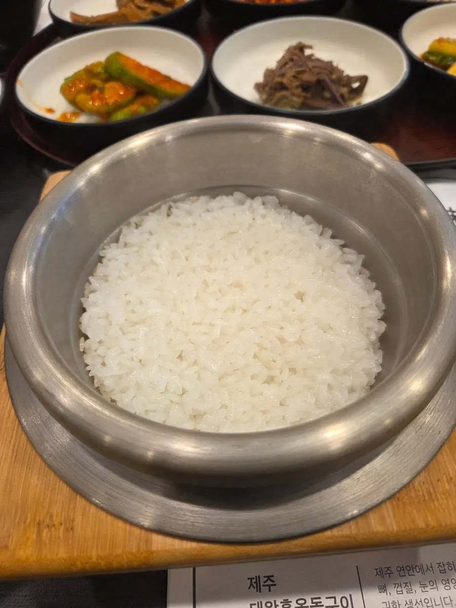 윤기 흐르는 고등어구이 한 접시