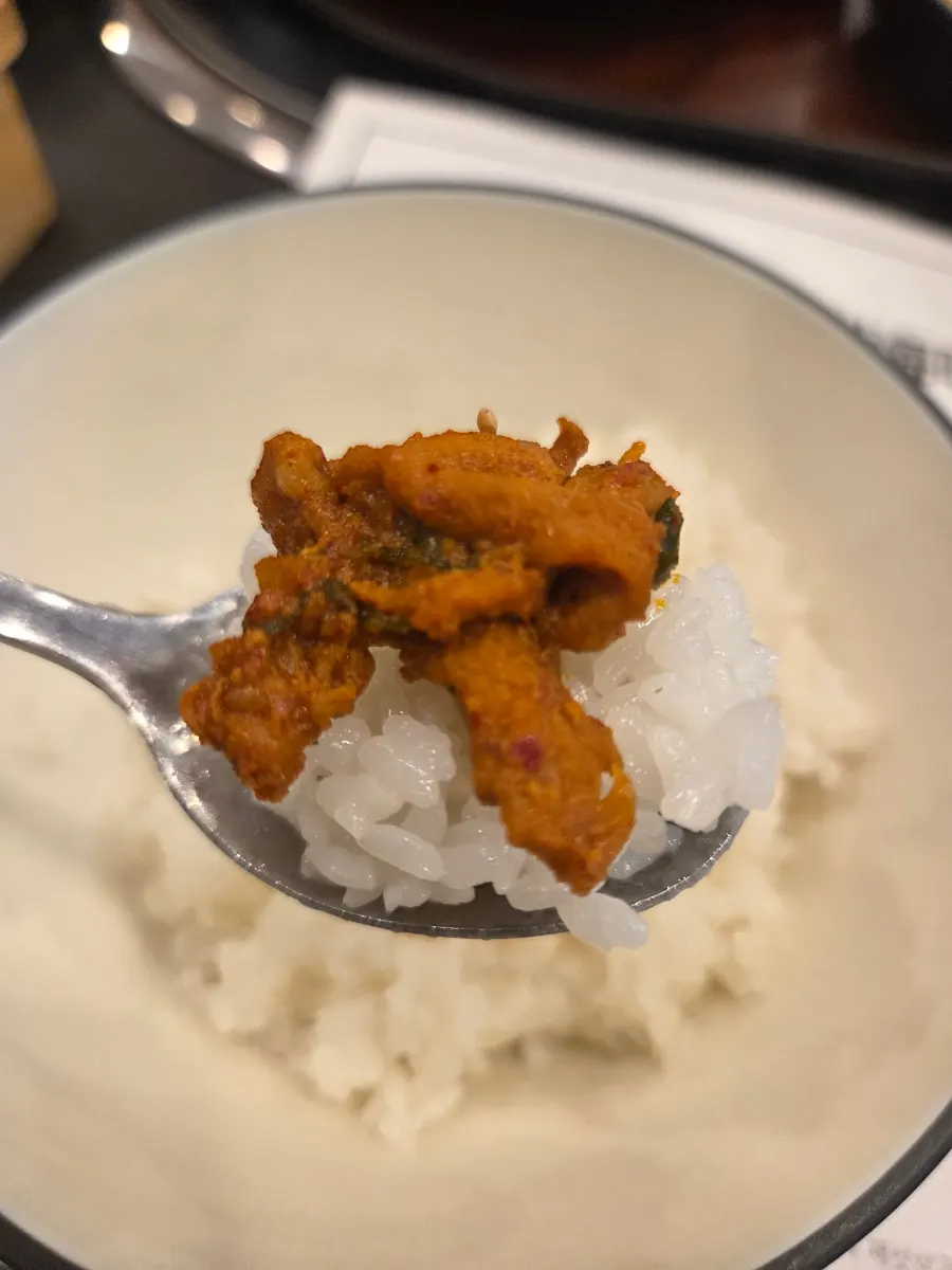 밥 위에 올린 순살갈치조림 한 점