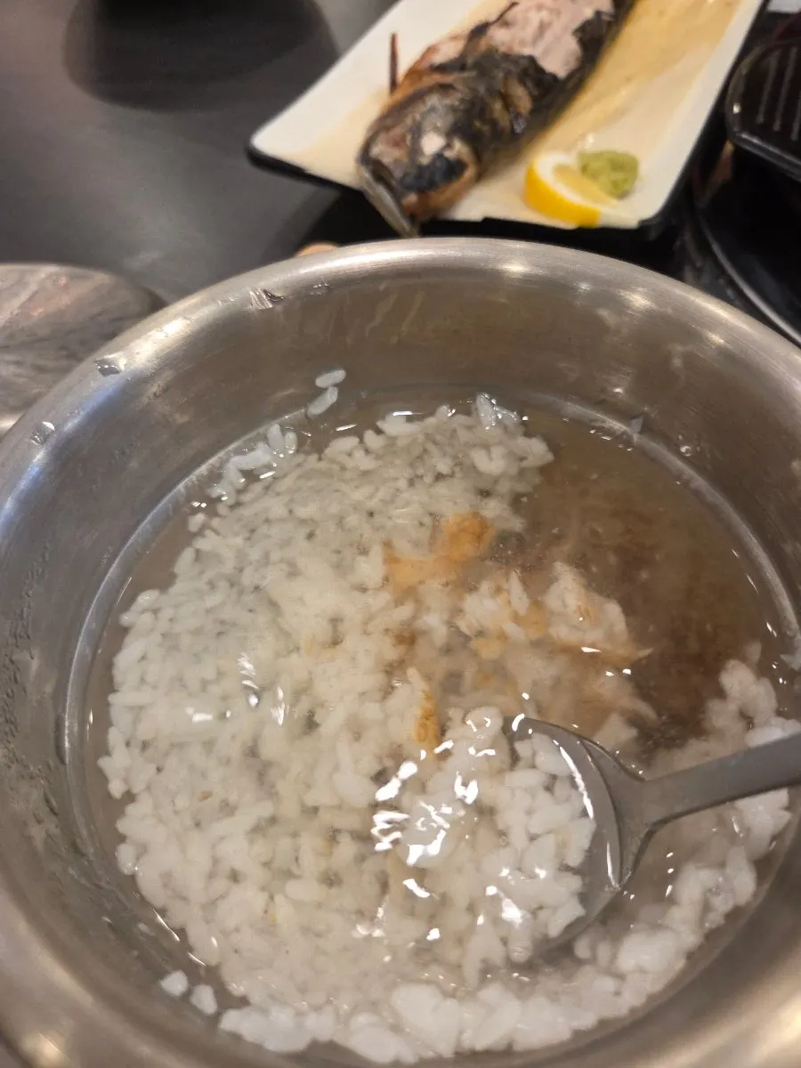 셀프바에서 가져온 바삭한 치킨
