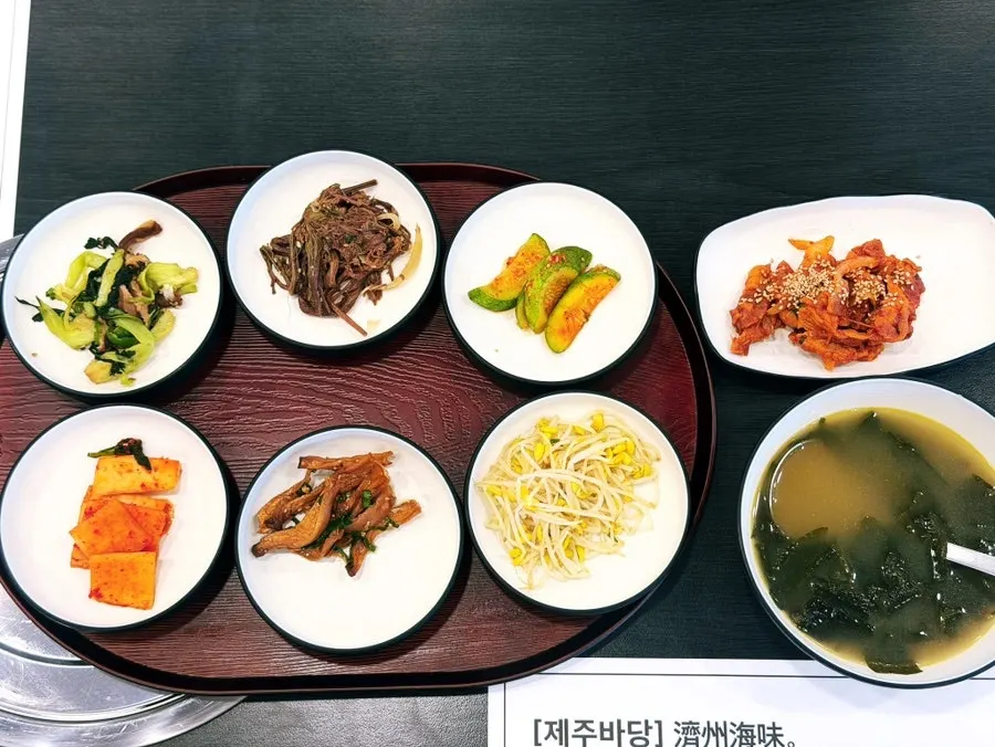 샐러드바에서 담은 추가 반찬과 치킨
