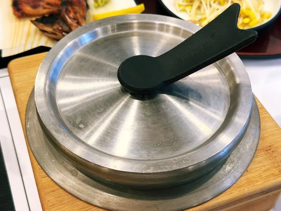 양념을 얹은 순살 갈치 한 점