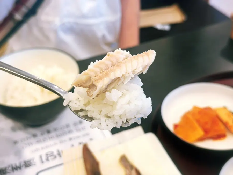 솥밥 위에 올린 임연수구이 살점