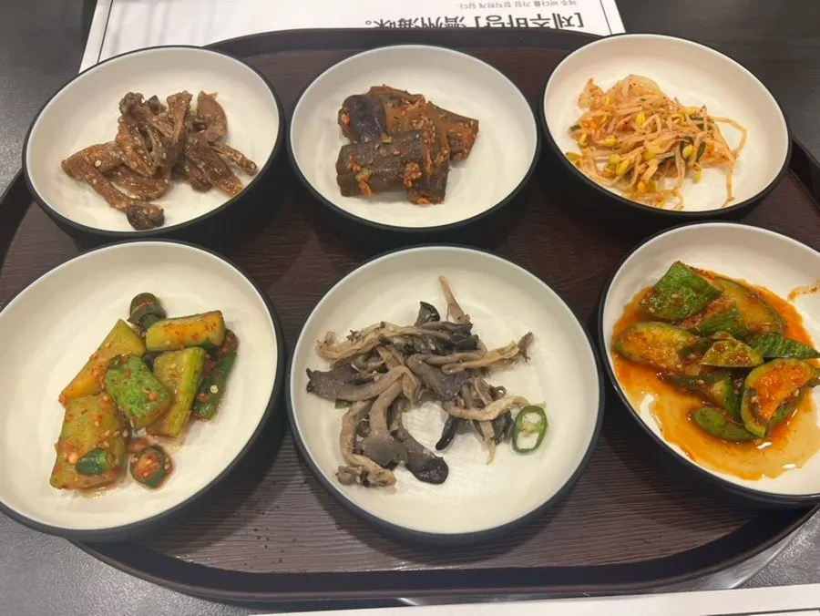 6첩 반찬과 제육, 미역국이 놓인 기본 상차림