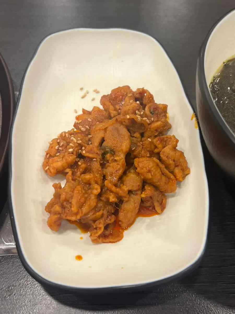 기본으로 나온 제육볶음 반찬