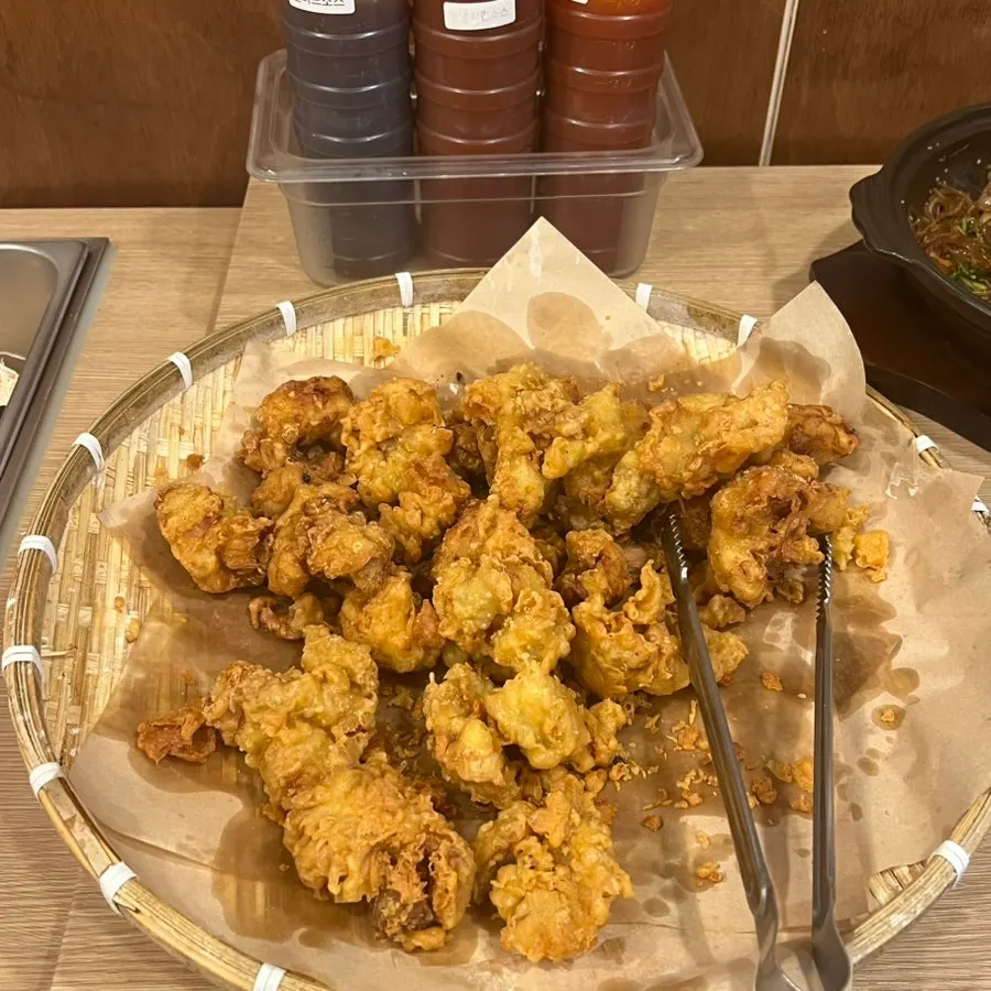 셀프바에서 담아온 반찬 한 접시
