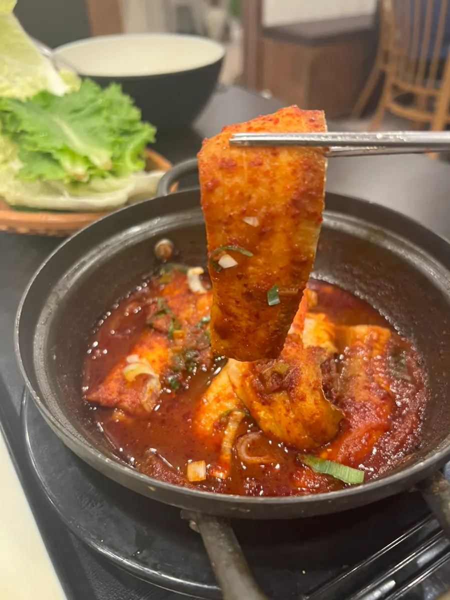 밥 위에 올린 순살 갈치살과 양념