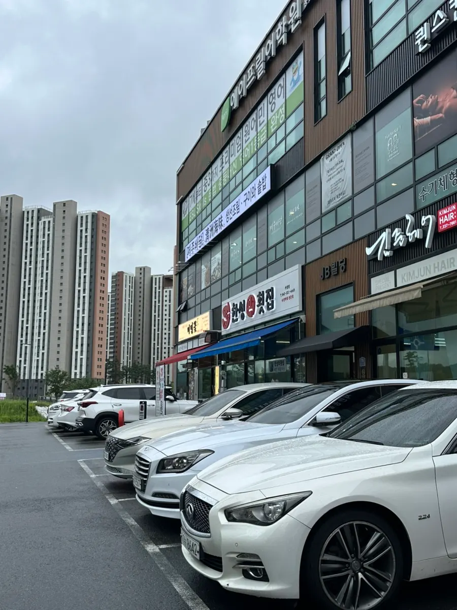 가경동 음식점 골목에 자리한 제주바당 건물 외관