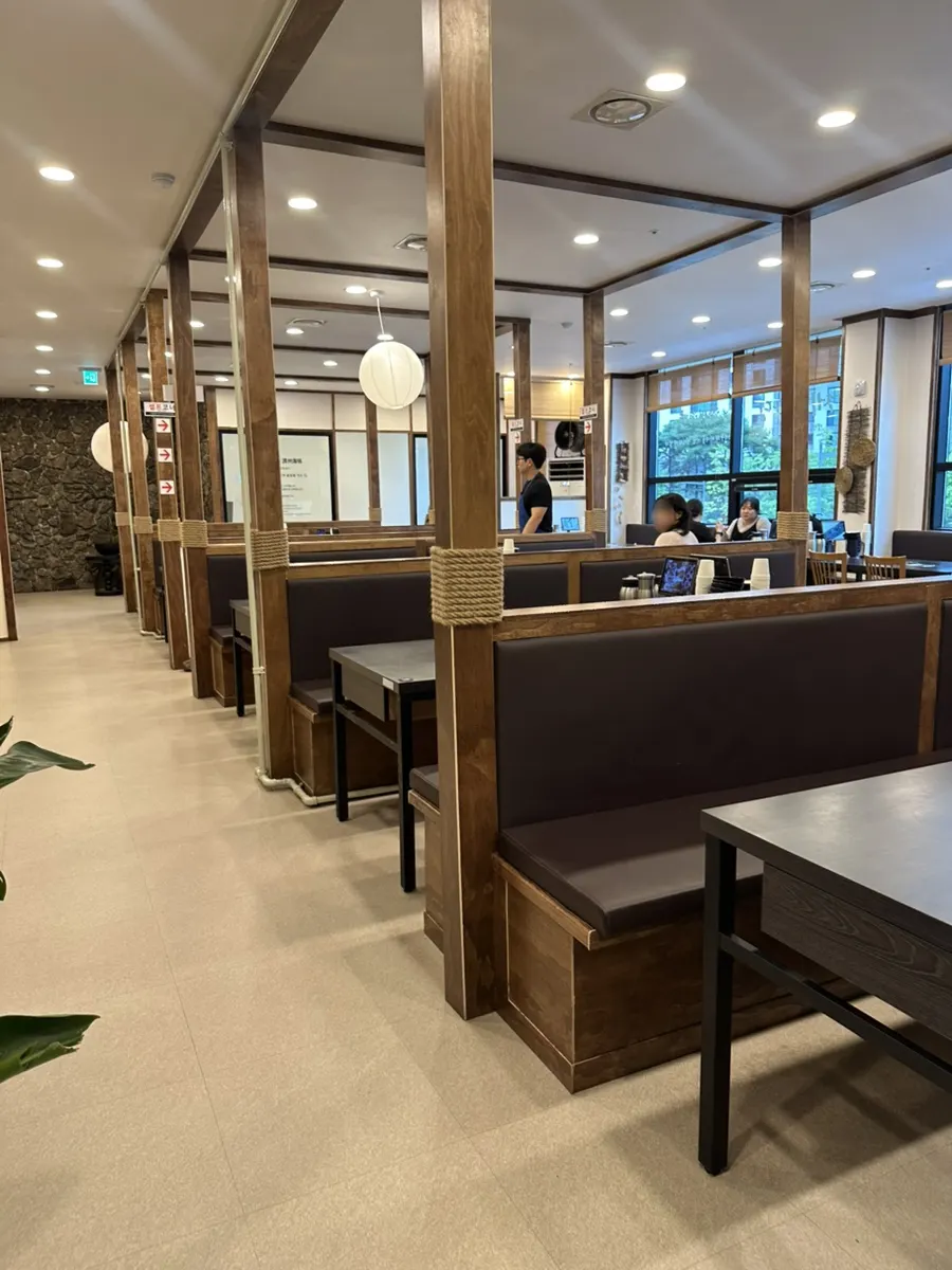 우드톤 인테리어의 제주바당 내부