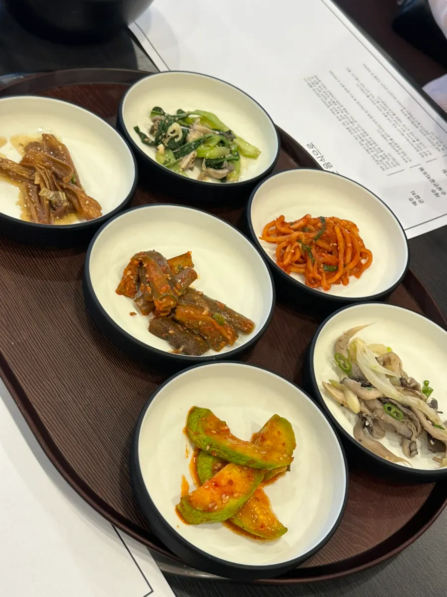 셀프바에서 담아온 잡채와 치킨 접시