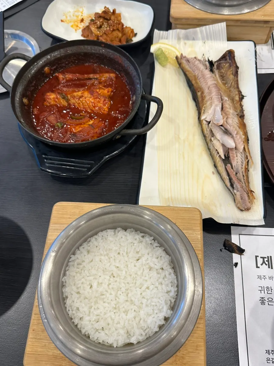 셀프바 반찬까지 푸짐하게 완성된 한 상