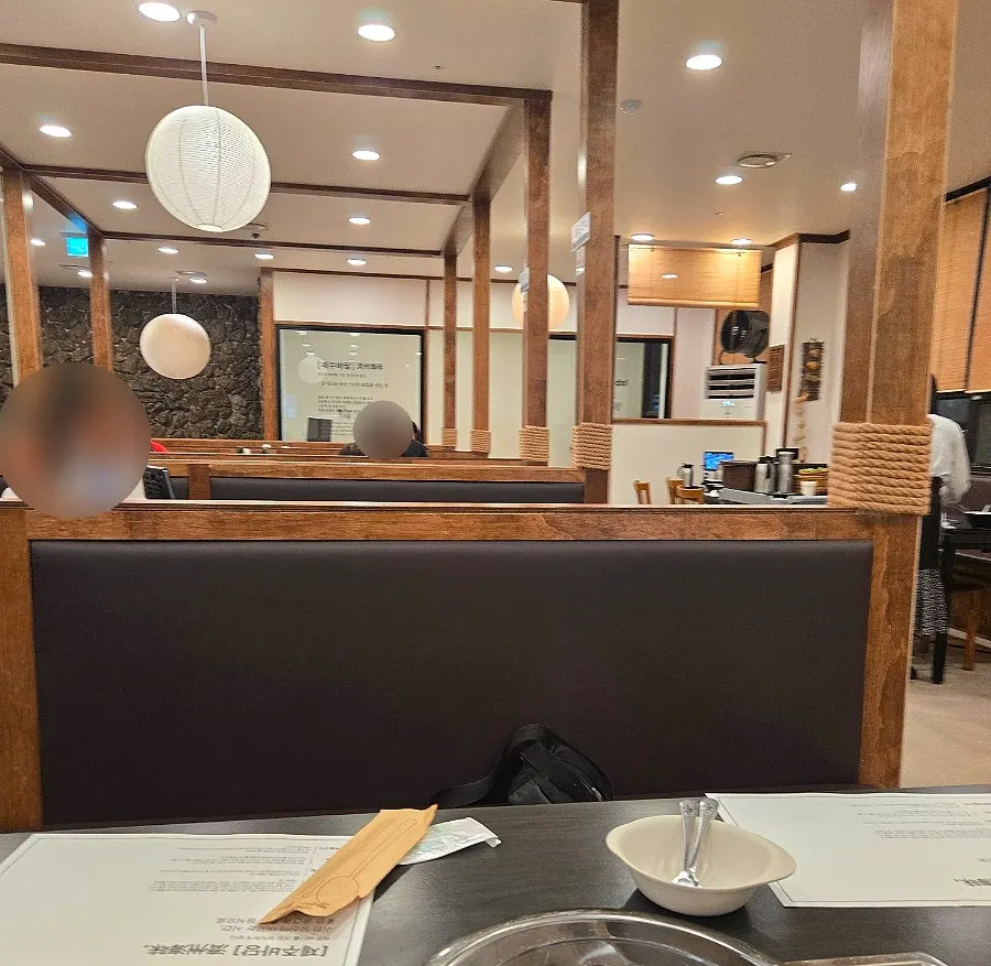 종이컵과 그릇이 놓인 제주바당 테이블 세팅