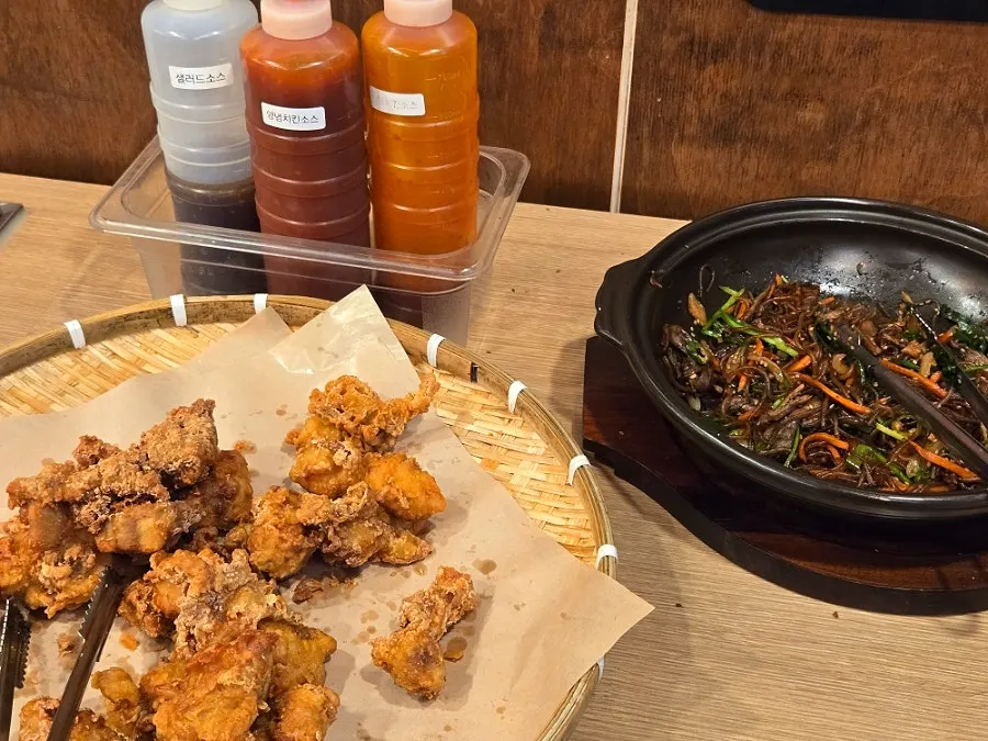 셀프바 치킨과 각종 소스