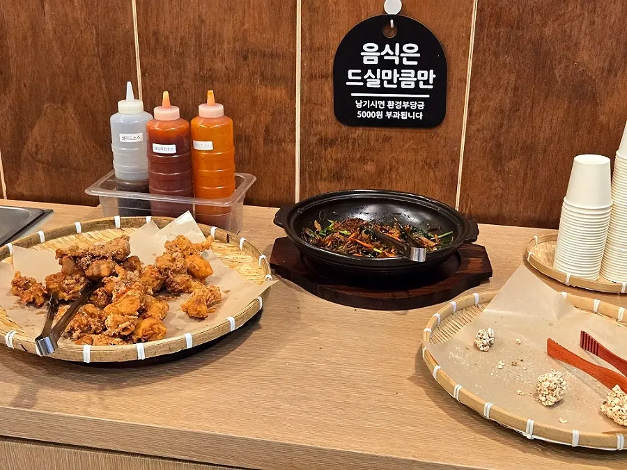샐러드바에 놓인 소스 용기들