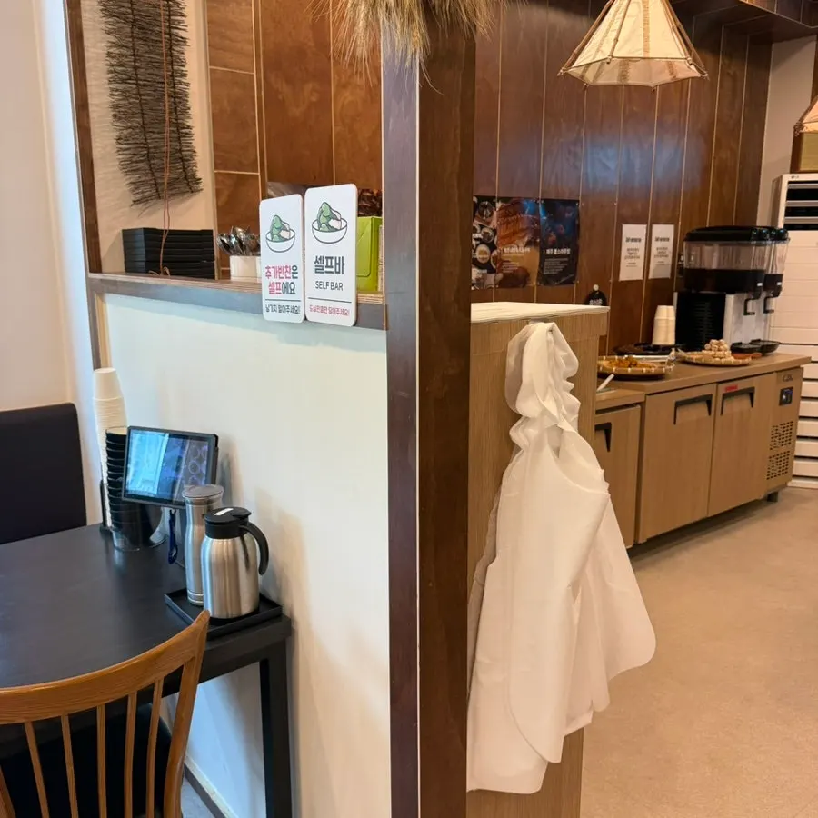 Area with high chairs and disposable bibs