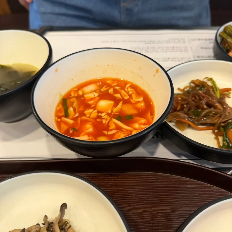 Kimchi varieties and chicken at the self-serve bar