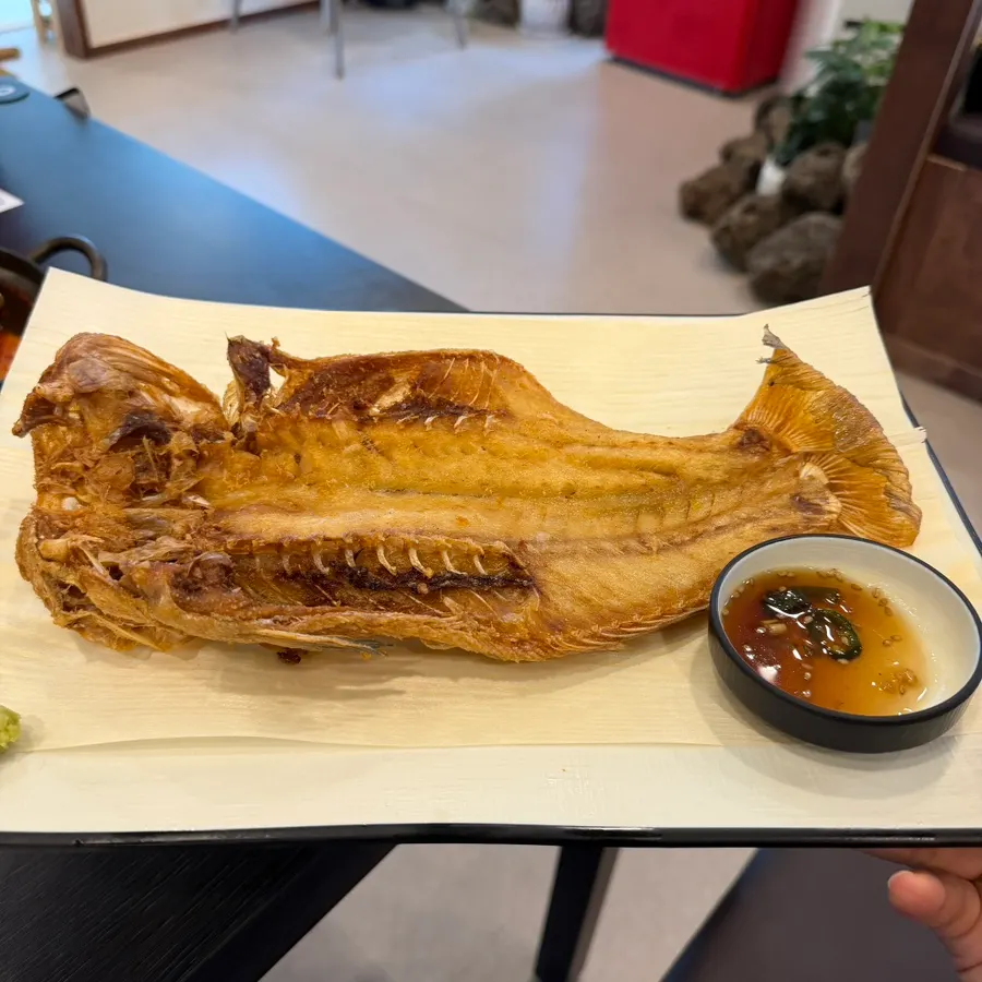Main spread of grilled tilefish and boneless hairtail stew