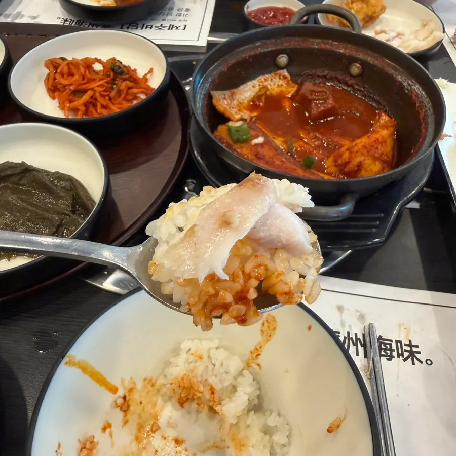 Eating the grilled tilefish with rice