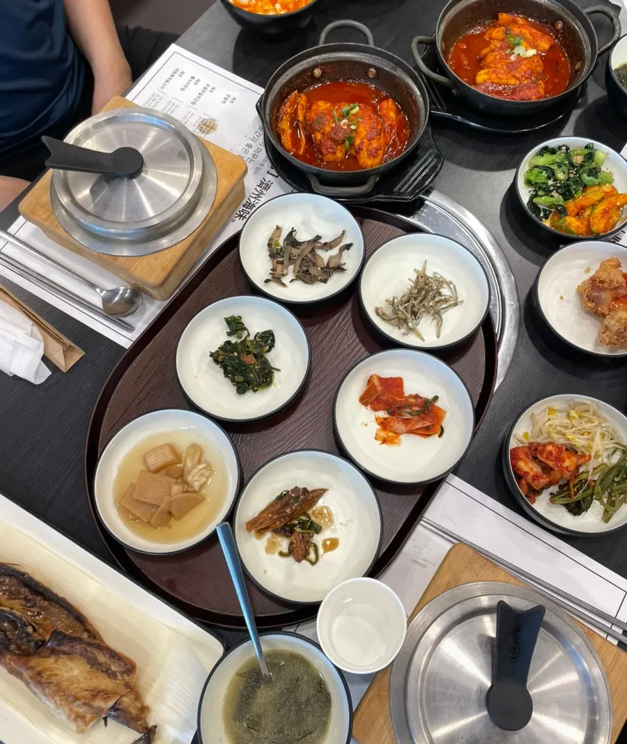한 그릇에 담은 나물 위주 반찬 모둠