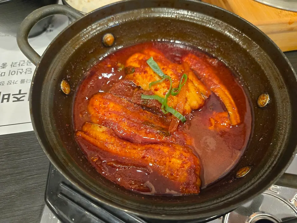쌈 재료를 담은 셀프바 접시