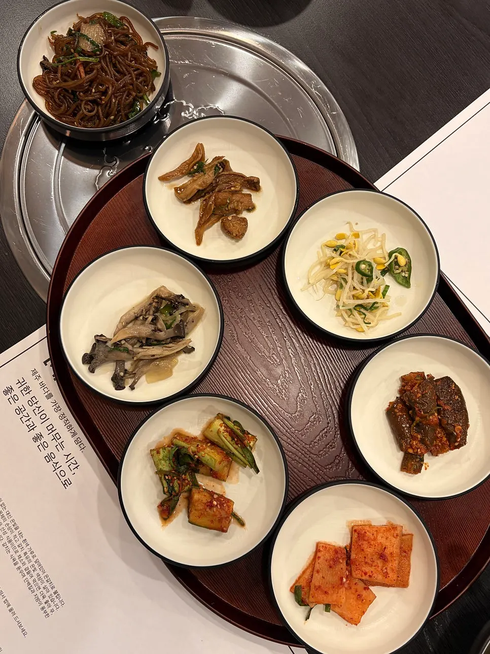놀이방 옆 유아의자가 놓인 좌석