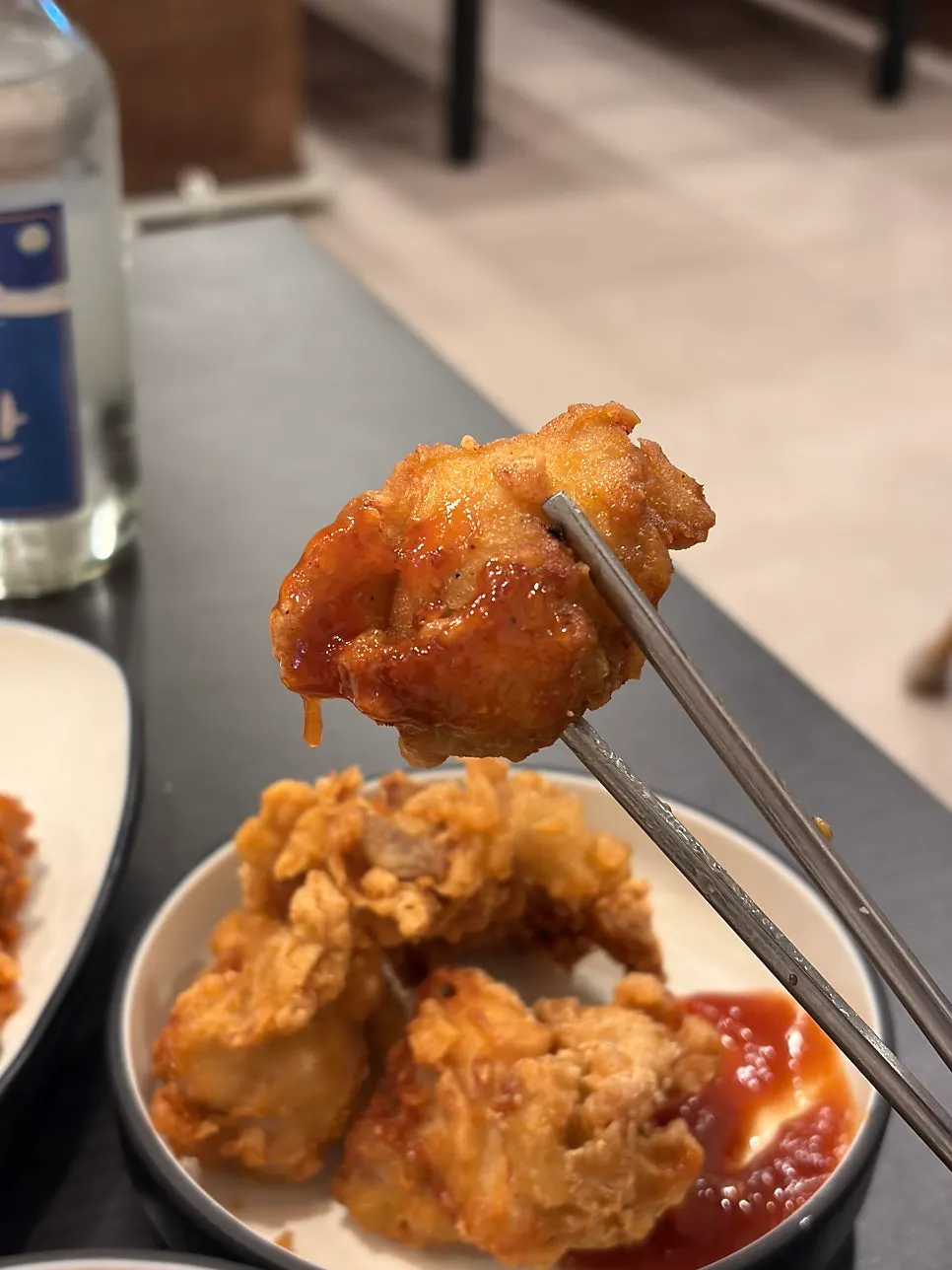 접시에 담아온 셀프바 반찬 모음