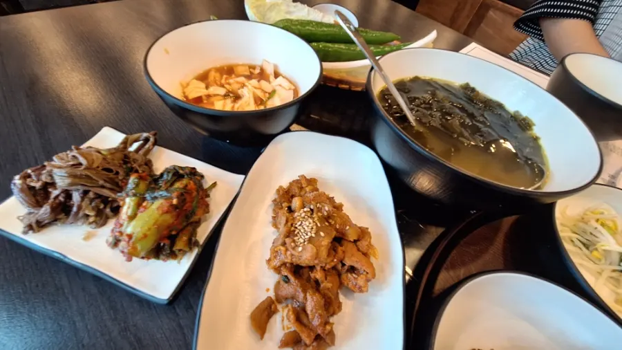 Seaweed soup and stir-fried pork served as basic side dishes