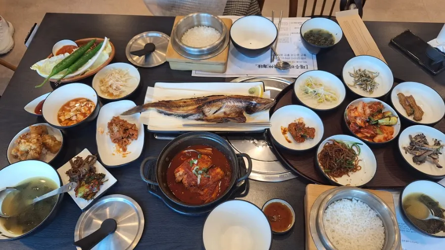 Boneless hairtail stew and grilled atka mackerel spread served with pot rice