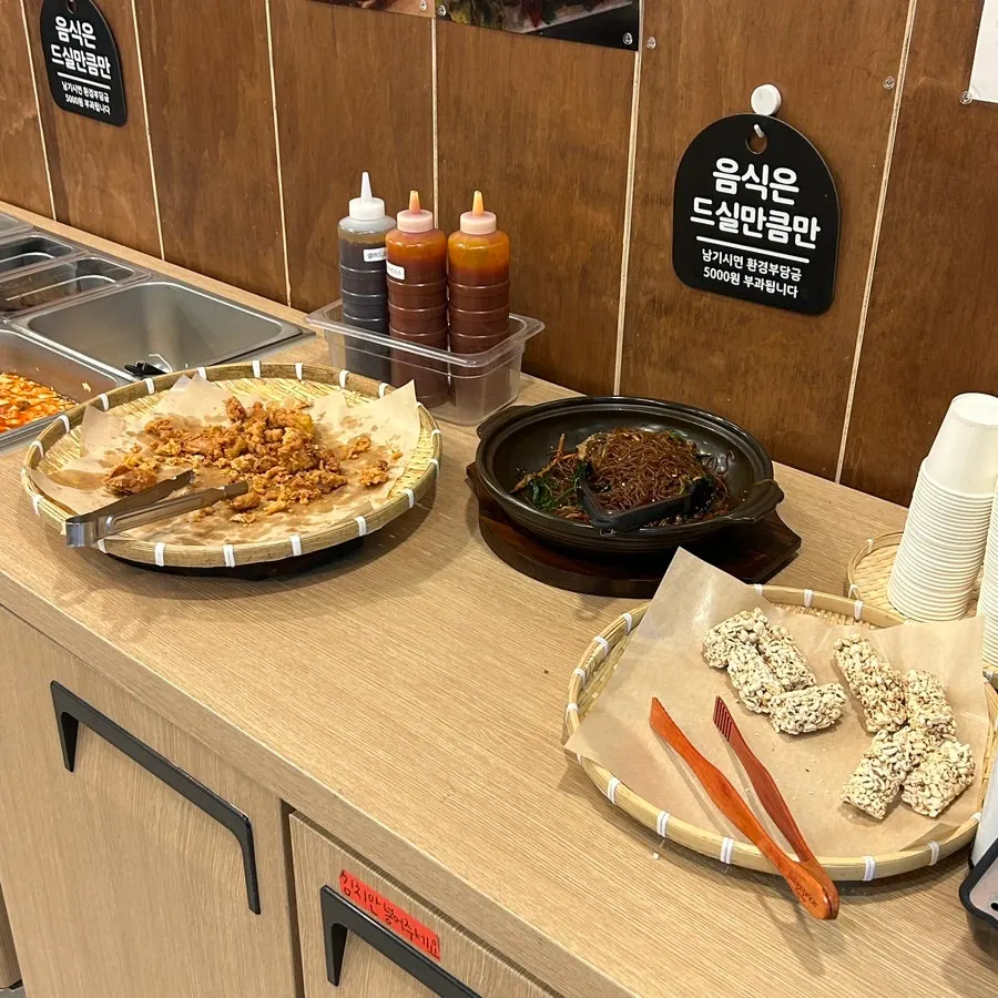 샐러드바의 후라이드치킨과 양념소스
