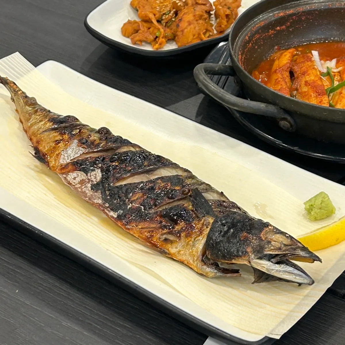 순살갈치조림과 갓 지은 솥밥 상차림