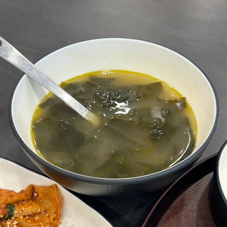 무한리필로 담아온 제육볶음