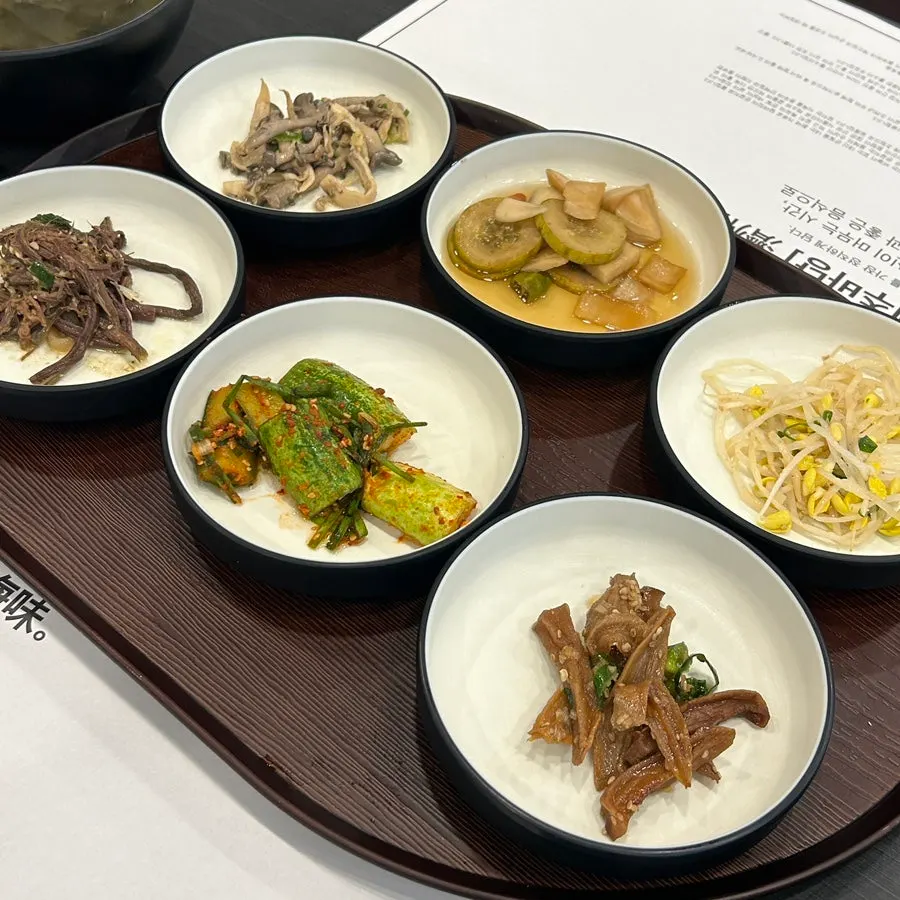 진하게 끓인 미역국 한 그릇