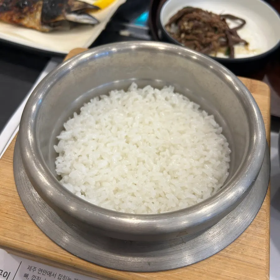 샐러드바에서 담아온 후라이드치킨