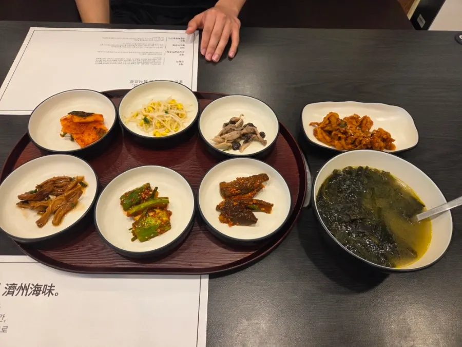 자리에 세팅된 제주바당 밑반찬 한 상