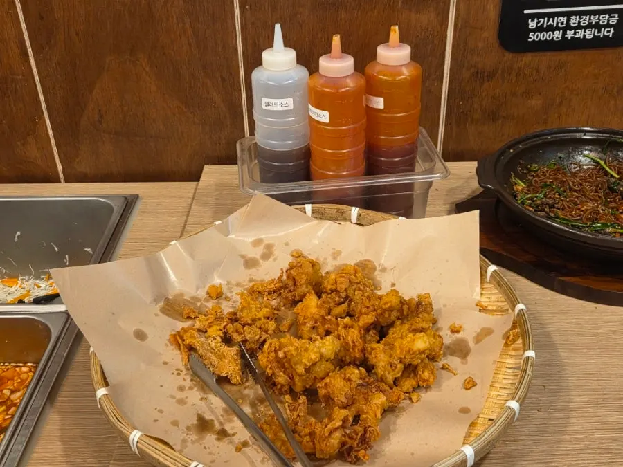 무한리필 치킨이 담긴 셀프바 코너