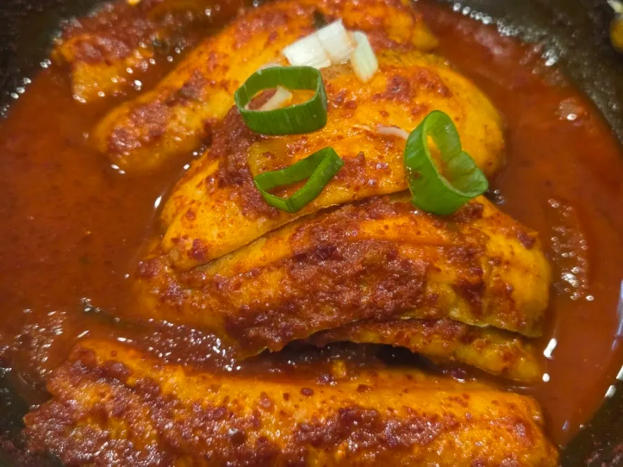 무를 깔고 조린 제주순살갈치조림 클로즈업