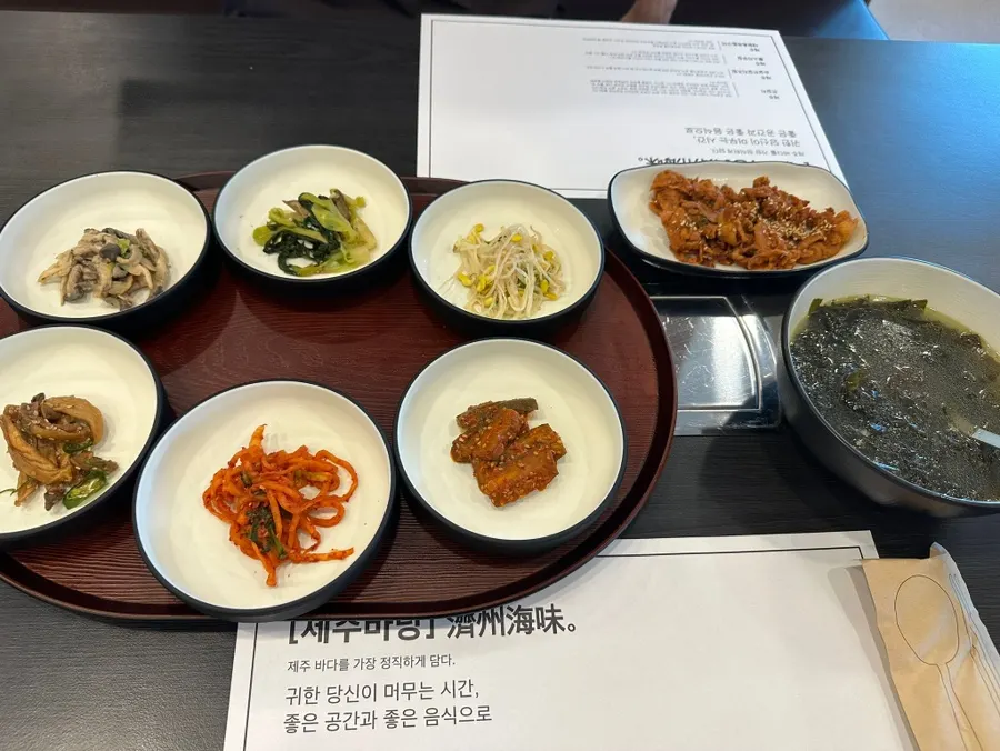 나무 기둥과 한지 조명의 제주바당 내부