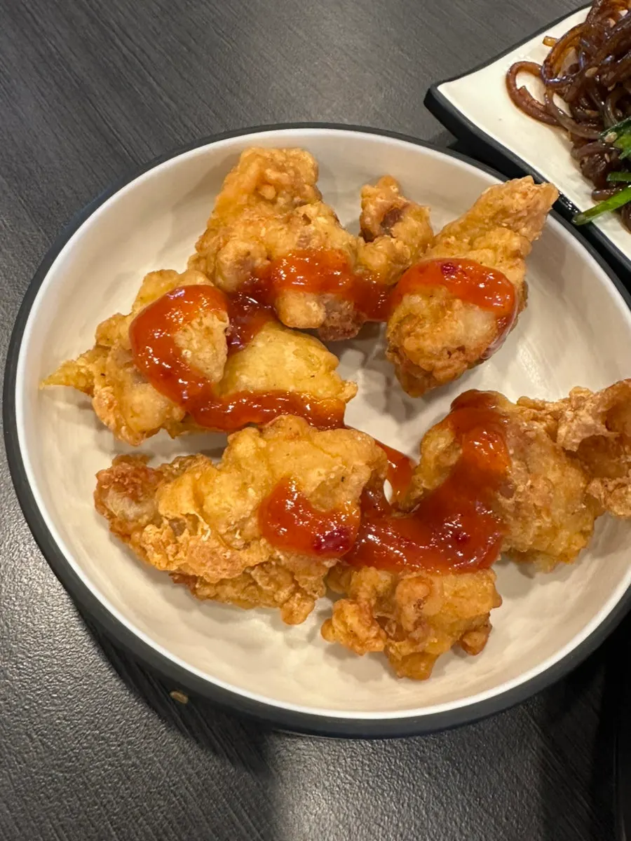 제주바당 셀프바에 놓인 치킨