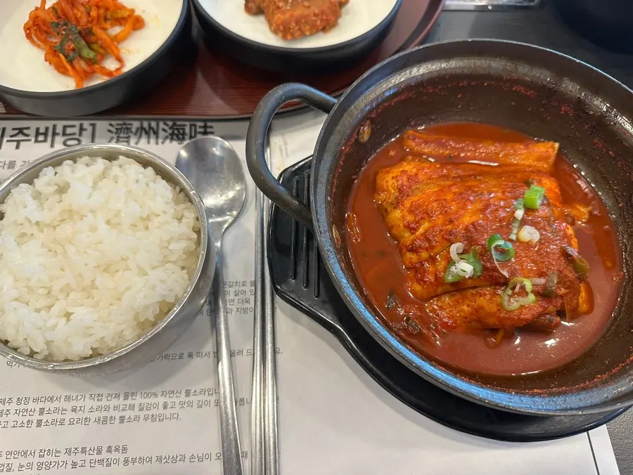 셀프바에서 담아 온 치킨과 잡채