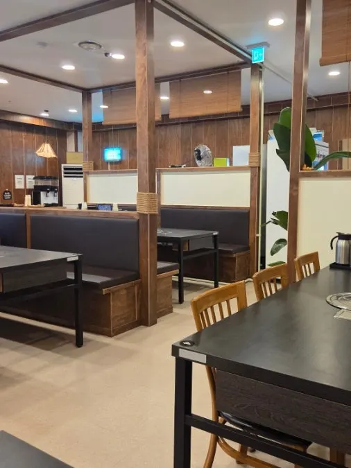 제주바당 매장 좌석 세로 컷