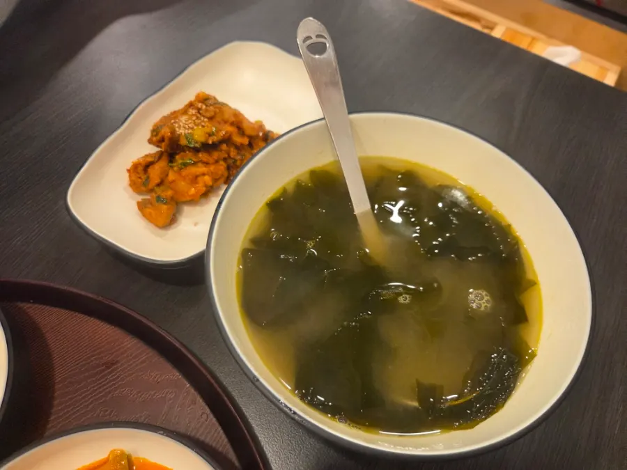 기본으로 나온 미역국과 제육볶음