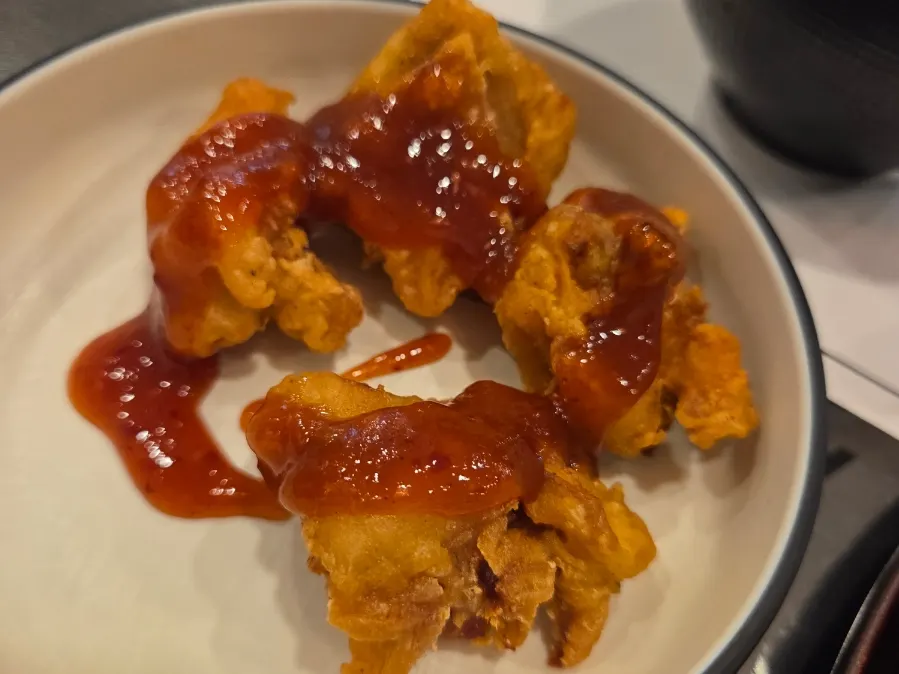 셀프바에서 담아온 잡채 한 접시
