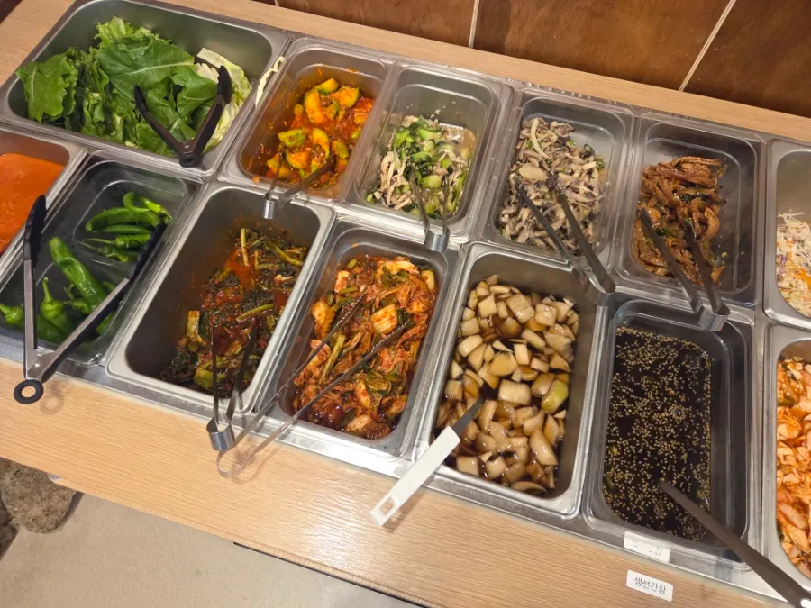 셀프바에 준비된 치킨