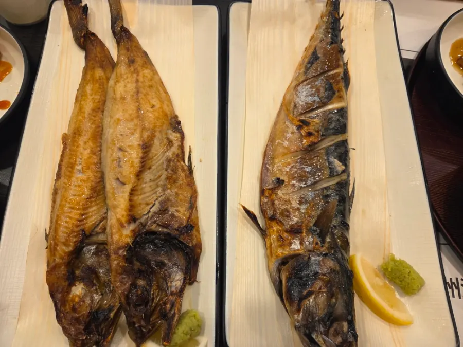 리필해 온 김치와 장아찌 반찬