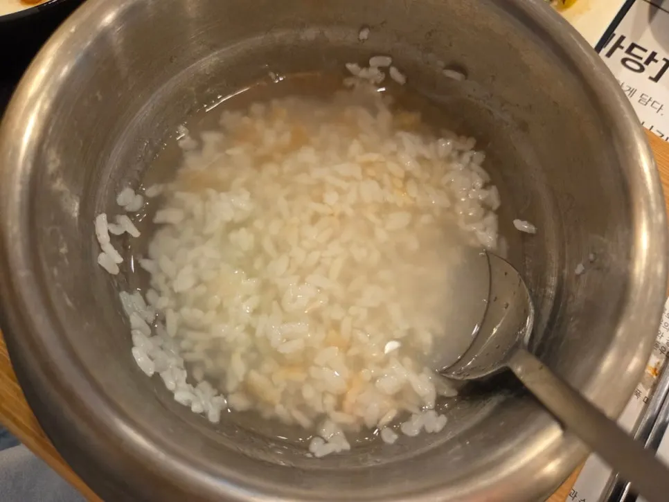흰쌀밥 위에 올린 생선살 한 점