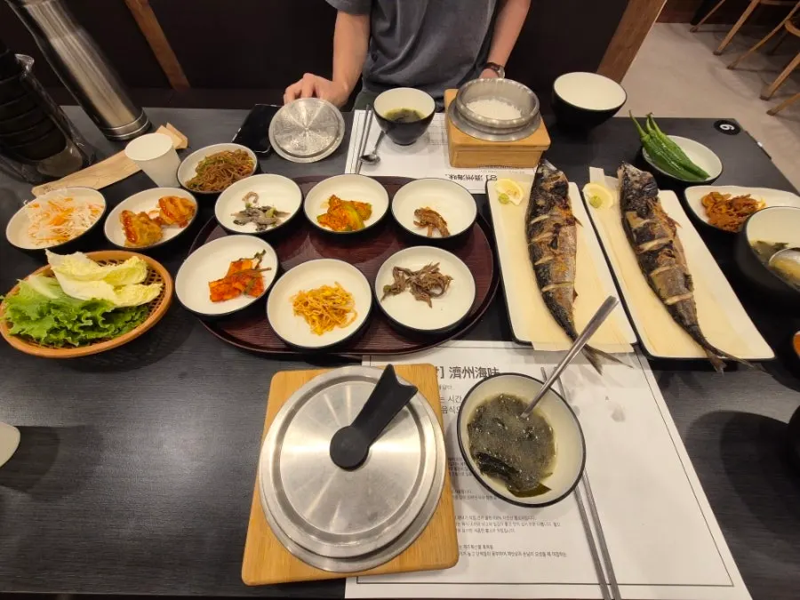 A full spread of grilled mackerel and pot rice at Jeju Badang