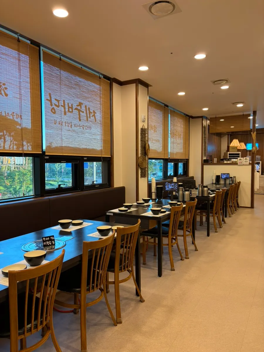 제주 느낌으로 꾸며진 제주바당 넓은 매장 내부