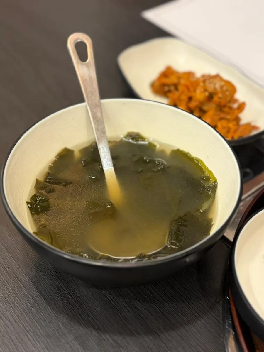 미역국과 제육, 밑반찬으로 차려진 기본 한상