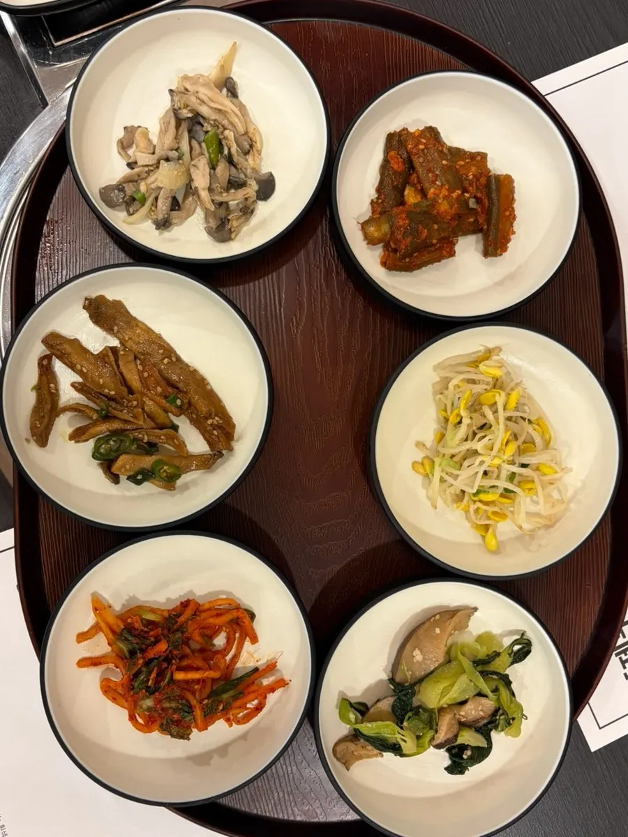 리필 가능한 미역국과 제육볶음